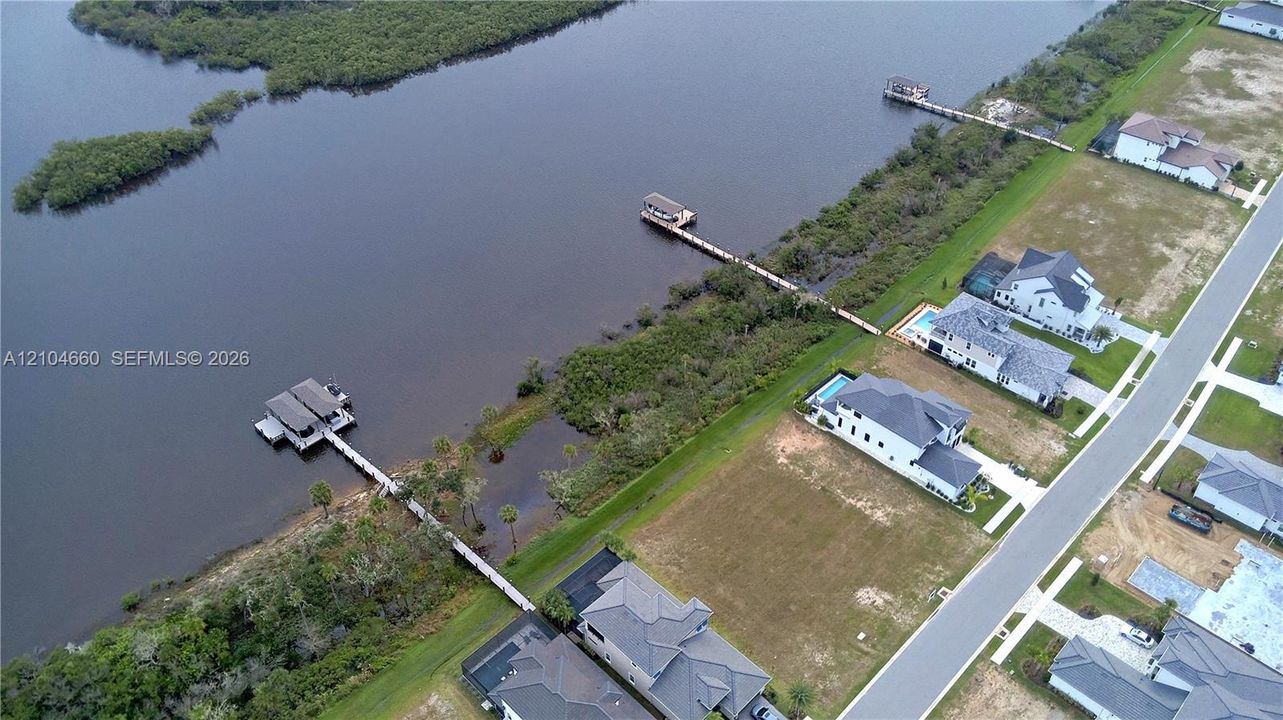 На продажу: $439,000 (0.15 acres)