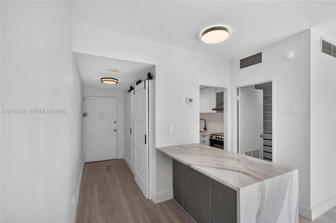For Rent: $2,100 (0 beds, 1 baths, 580 Square Feet)