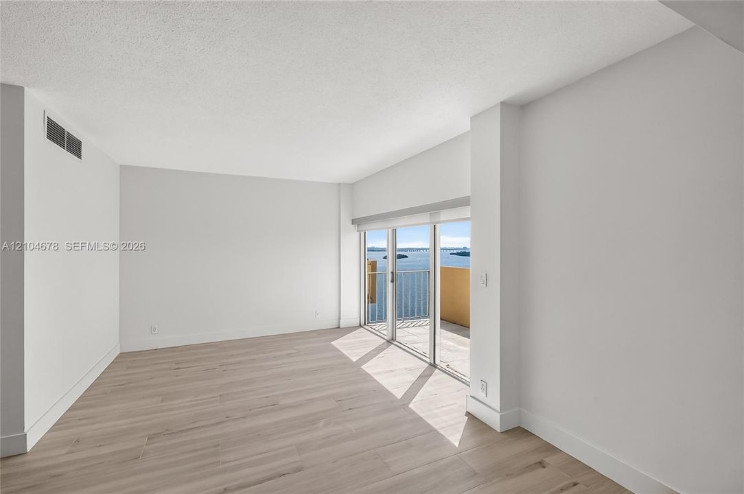 For Rent: $2,100 (0 beds, 1 baths, 580 Square Feet)