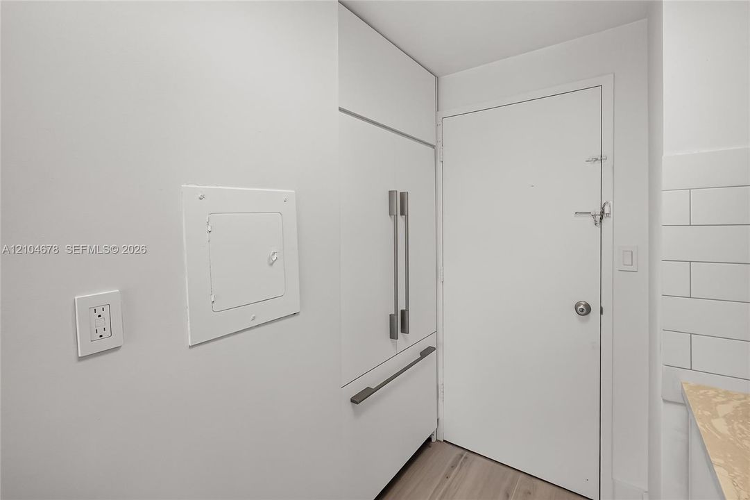 For Rent: $2,100 (0 beds, 1 baths, 580 Square Feet)