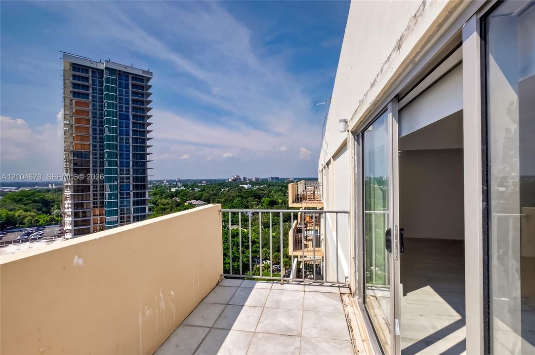 For Rent: $2,100 (0 beds, 1 baths, 580 Square Feet)