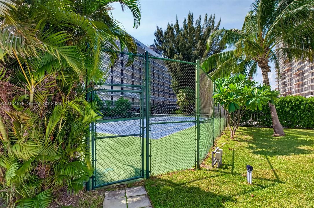 For Rent: $2,100 (0 beds, 1 baths, 580 Square Feet)