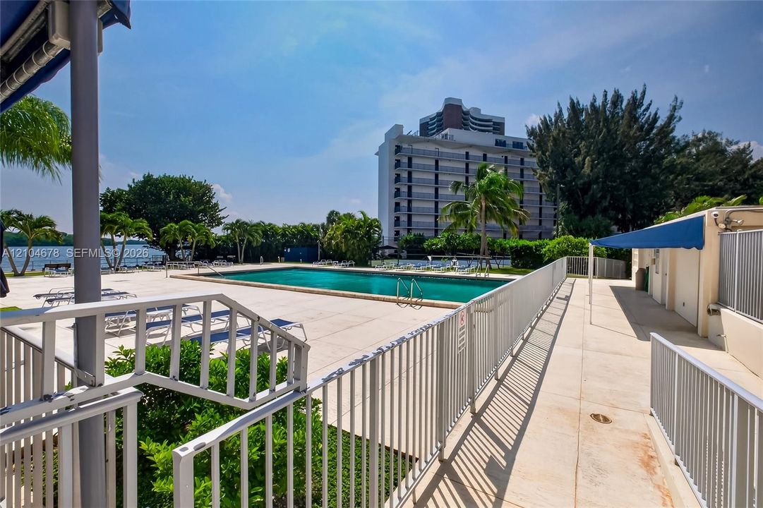 For Rent: $2,100 (0 beds, 1 baths, 580 Square Feet)