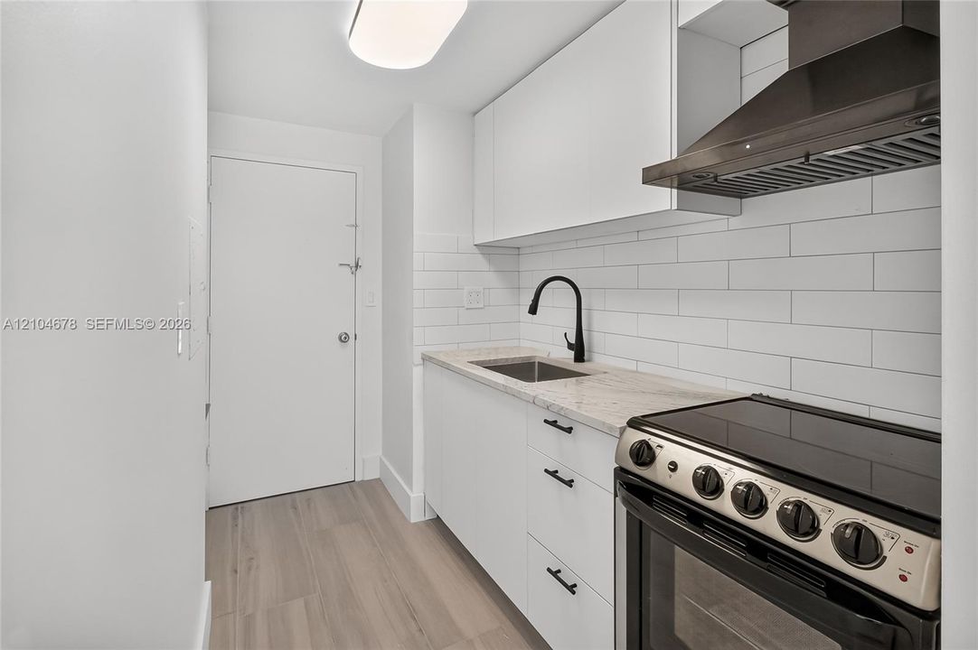 For Rent: $2,100 (0 beds, 1 baths, 580 Square Feet)