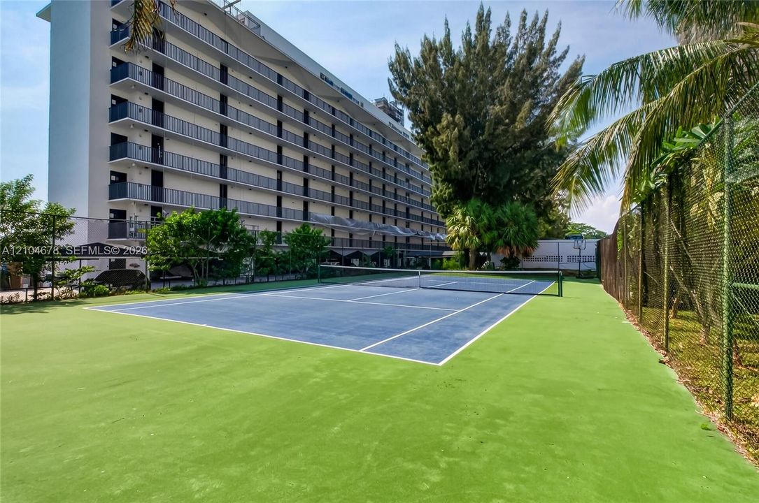 For Rent: $2,100 (0 beds, 1 baths, 580 Square Feet)