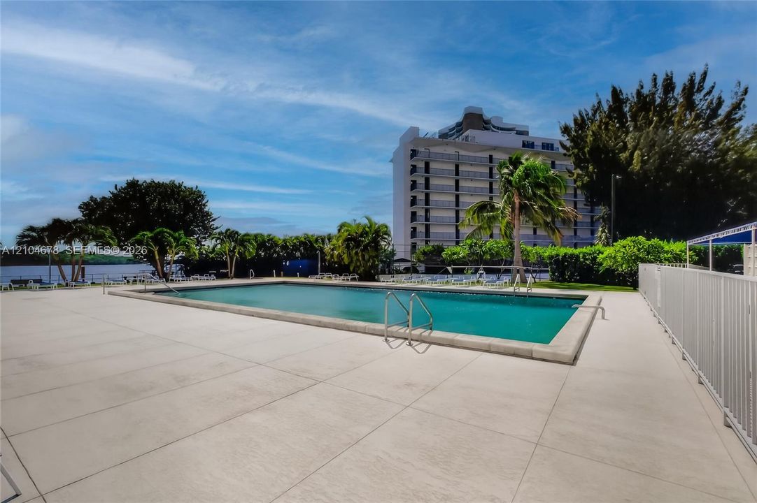 For Rent: $2,100 (0 beds, 1 baths, 580 Square Feet)