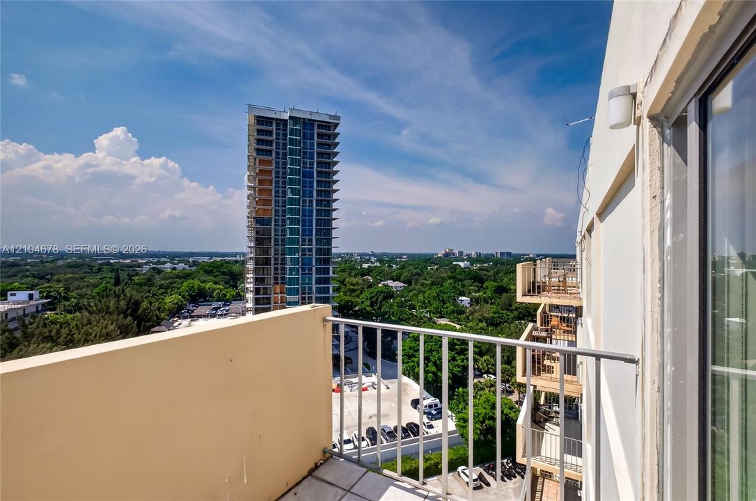 For Rent: $2,100 (0 beds, 1 baths, 580 Square Feet)