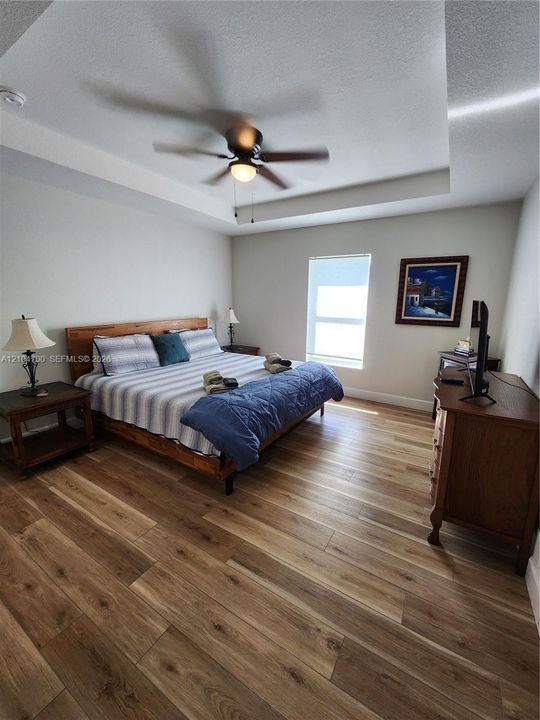 Tray ceiling with recessed lighting