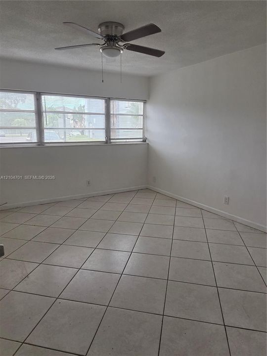For Rent: $1,550 (1 beds, 1 baths, 670 Square Feet)
