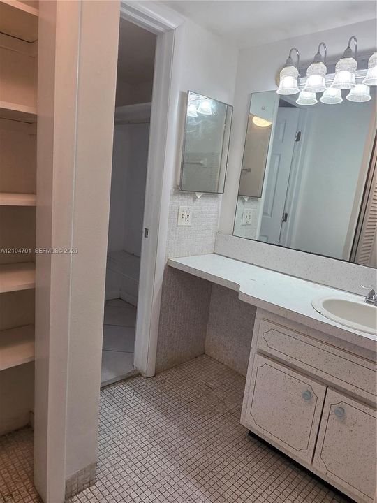 For Rent: $1,550 (1 beds, 1 baths, 670 Square Feet)