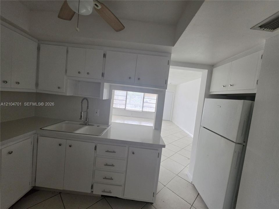 For Rent: $1,550 (1 beds, 1 baths, 670 Square Feet)