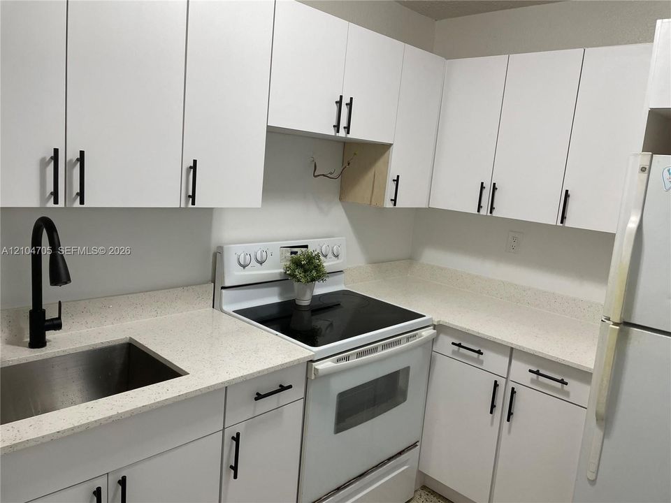 For Rent: $1,980 (2 beds, 1 baths, 769 Square Feet)