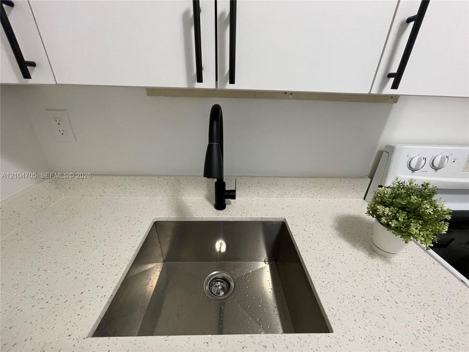 For Rent: $1,980 (2 beds, 1 baths, 769 Square Feet)