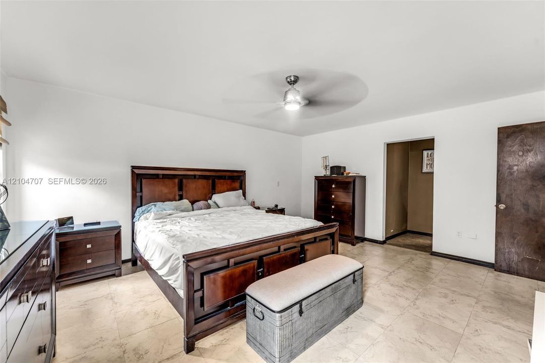 Neutral tile flooring and ceiling-mounted fan with integrated lighting