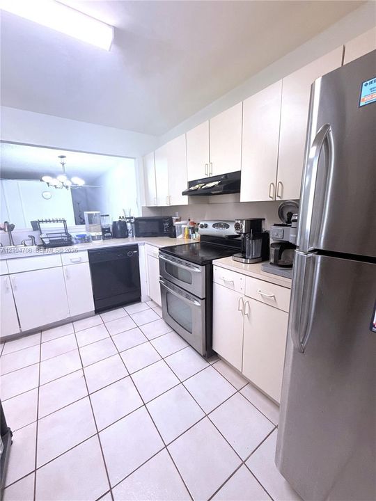 For Rent: $2,250 (3 beds, 2 baths, 997 Square Feet)