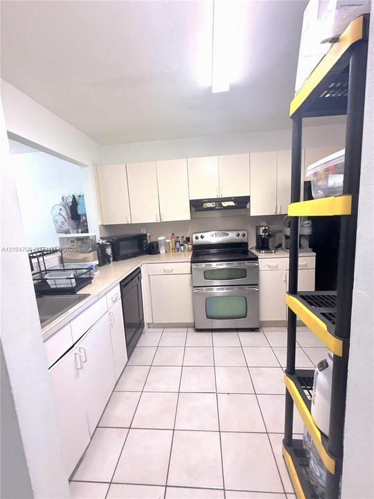 For Rent: $2,250 (3 beds, 2 baths, 997 Square Feet)