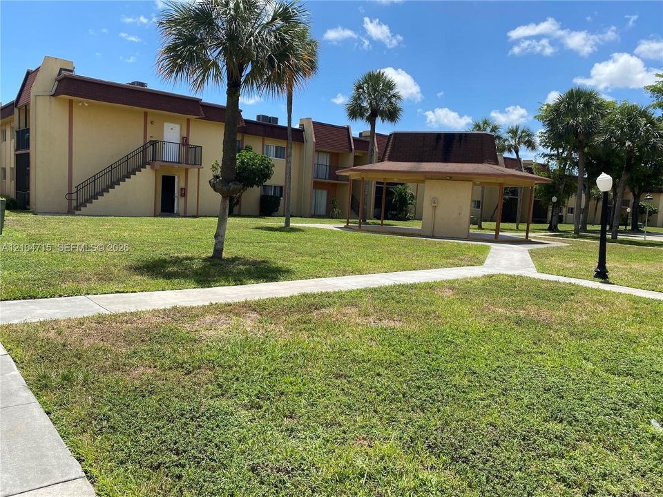 For Sale: $175,000 (2 beds, 2 baths, 1100 Square Feet)