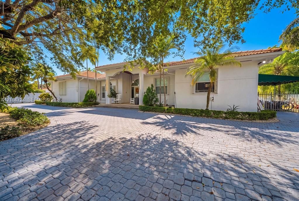 En Venta: $2,299,000 (5 camas, 4 baños, 3483 Pies cuadrados)