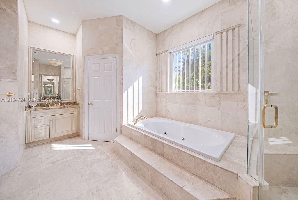 En Venta: $2,299,000 (5 camas, 4 baños, 3483 Pies cuadrados)