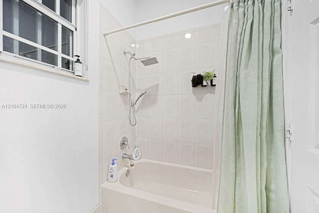 En Venta: $2,299,000 (5 camas, 4 baños, 3483 Pies cuadrados)