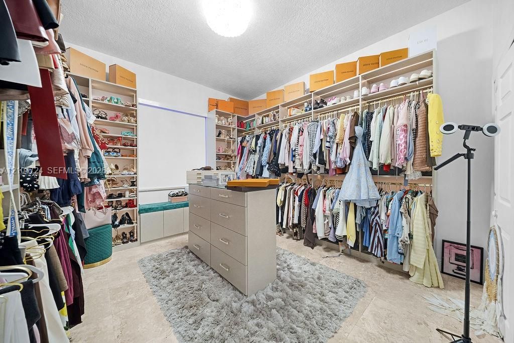 En Venta: $2,299,000 (5 camas, 4 baños, 3483 Pies cuadrados)