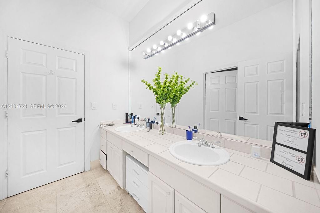En Venta: $2,299,000 (5 camas, 4 baños, 3483 Pies cuadrados)