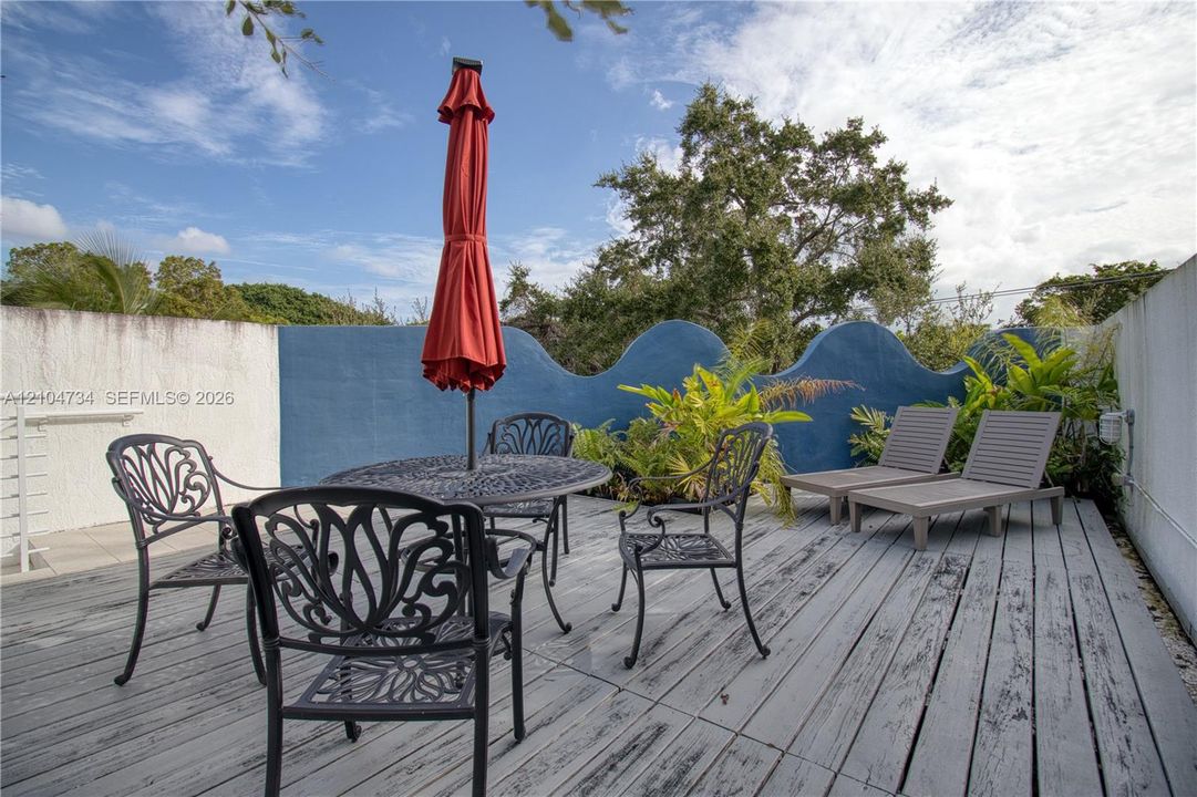Sunroof desk with outdoor seating
