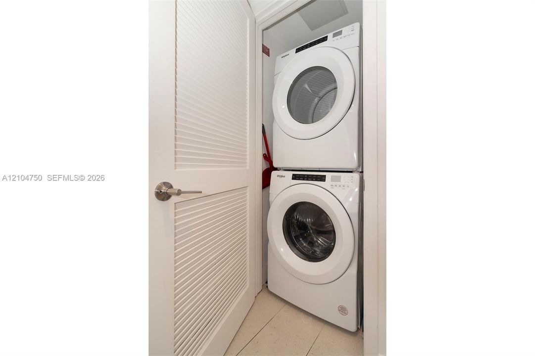 En Venta: $865,000 (2 camas, 2 baños, 837 Pies cuadrados)