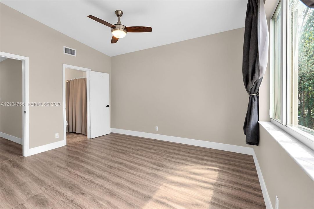 For Sale: $443,000 (2 beds, 2 baths, 1110 Square Feet)