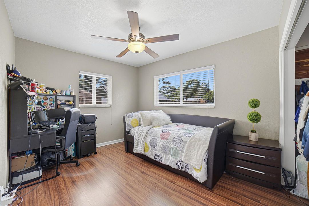 27-Bedroom3