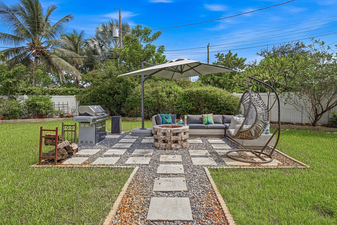 18-Backyard-Lounge