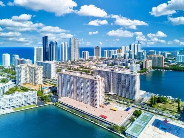 На продажу: $348,000 (1 спален, 1 ванн, 943 Квадратных фут)