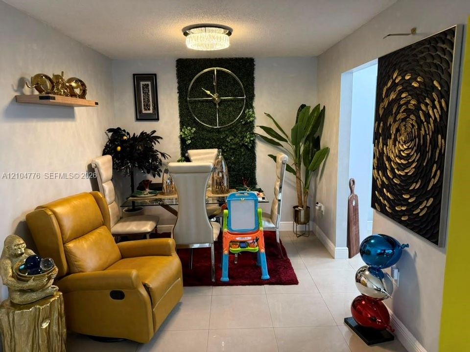 Active With Contract: $245,000 (1 beds, 1 baths, 810 Square Feet)
