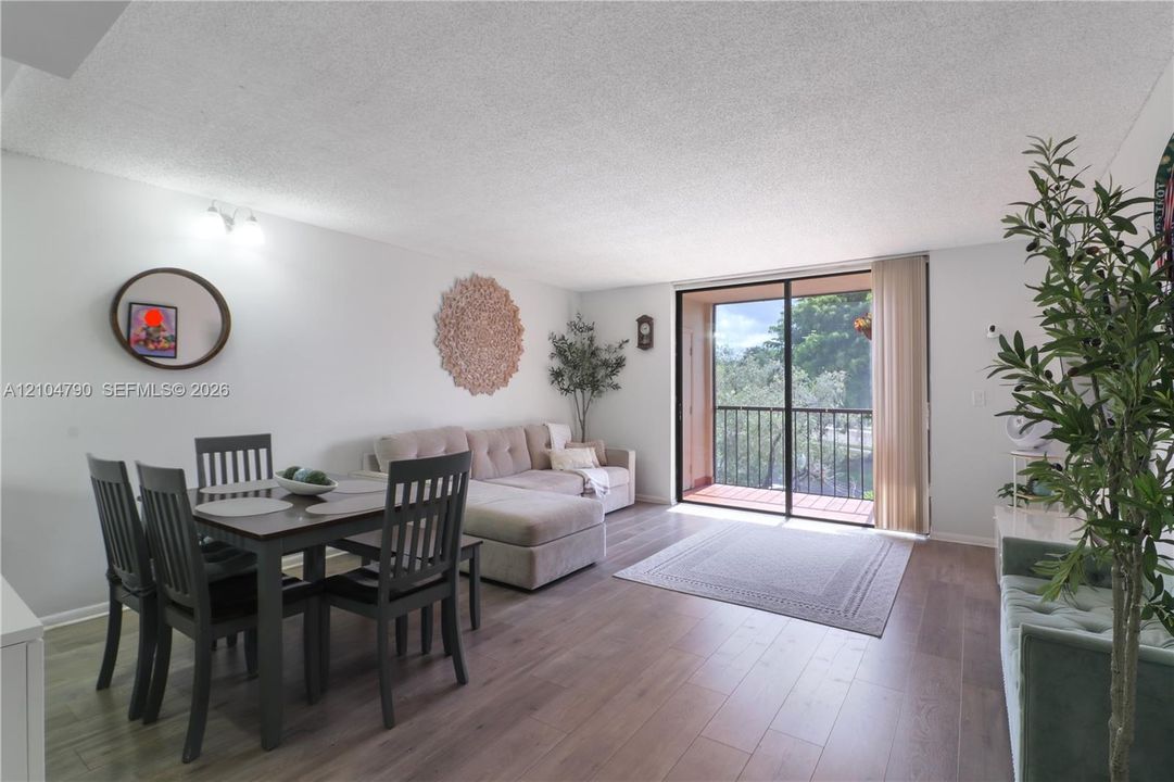 En Venta: $305,000 (2 camas, 2 baños, 965 Pies cuadrados)