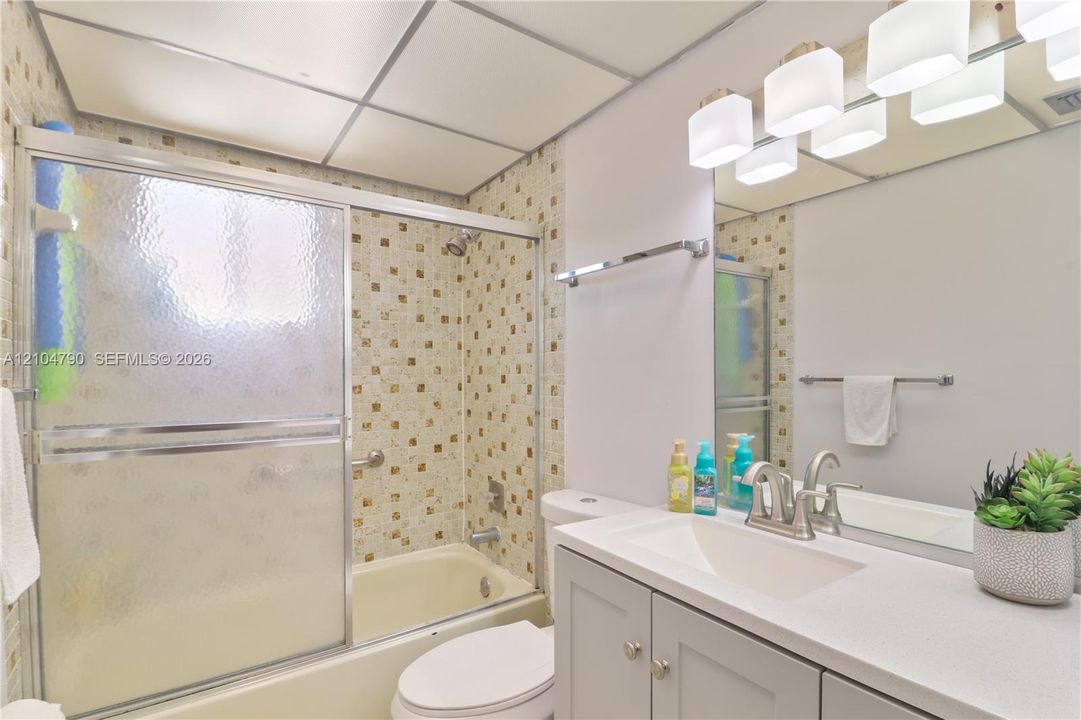 En Venta: $305,000 (2 camas, 2 baños, 965 Pies cuadrados)