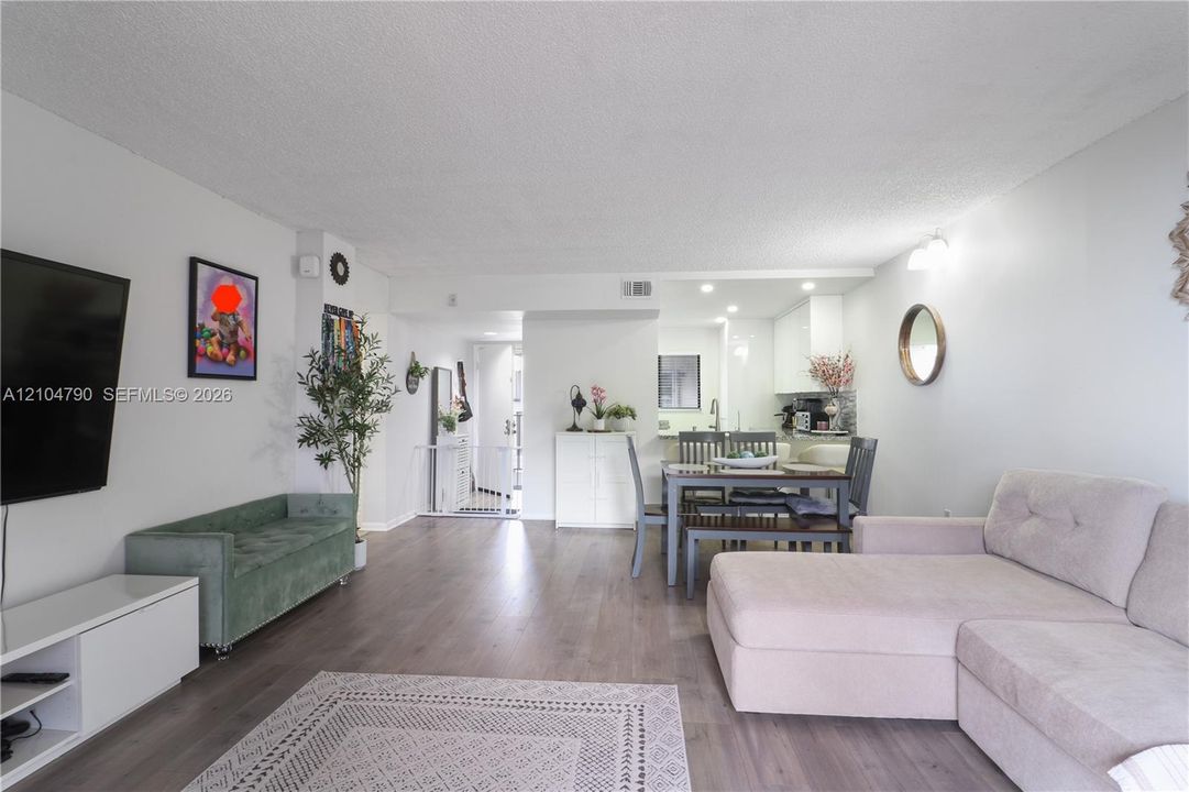 En Venta: $305,000 (2 camas, 2 baños, 965 Pies cuadrados)