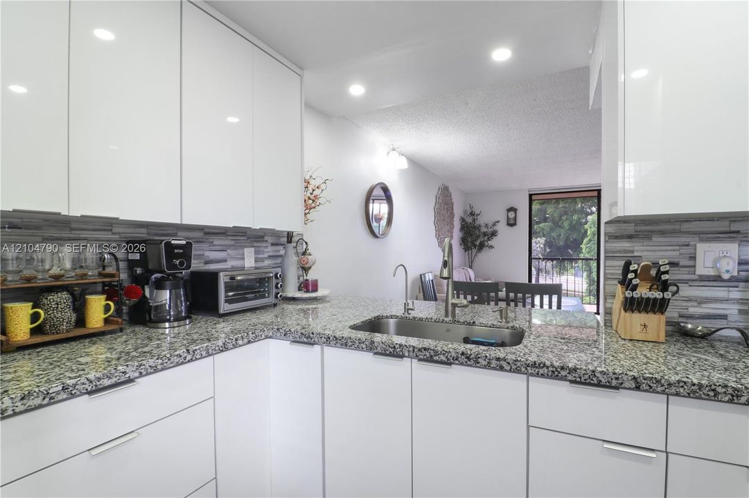 En Venta: $305,000 (2 camas, 2 baños, 965 Pies cuadrados)