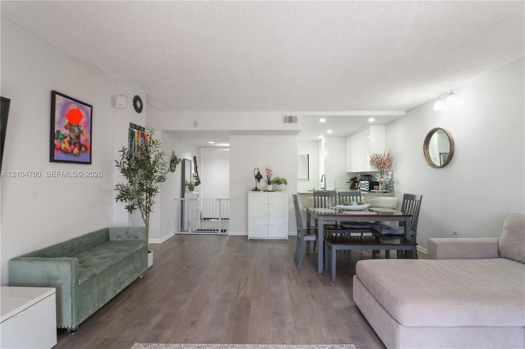 En Venta: $305,000 (2 camas, 2 baños, 965 Pies cuadrados)