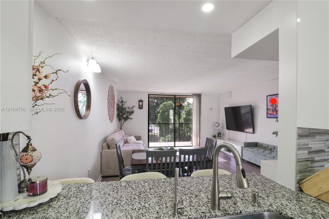 En Venta: $305,000 (2 camas, 2 baños, 965 Pies cuadrados)