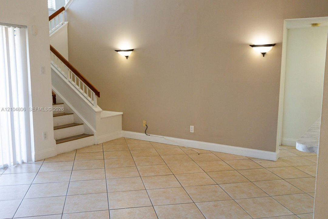For Sale: $310,000 (2 beds, 2 baths, 1084 Square Feet)