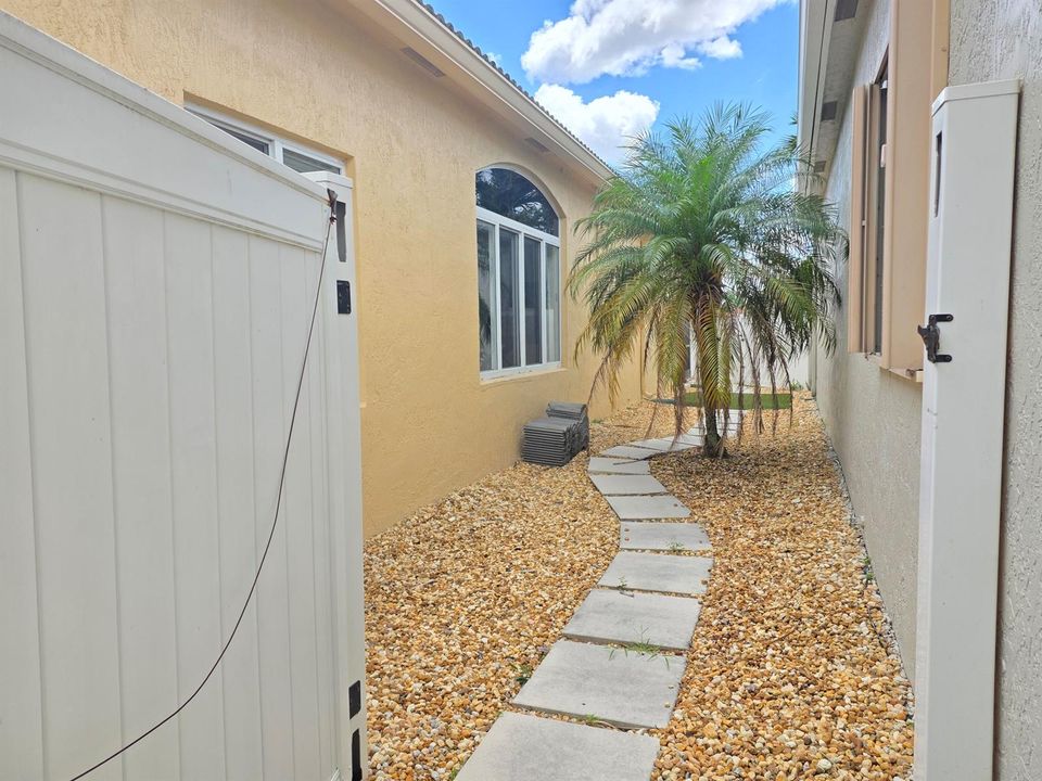 7200 Demedici 3bd 2231sq ft
