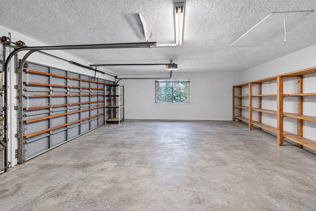 Activo con contrato: $1,275,000 (5 camas, 3 baños, 2777 Pies cuadrados)