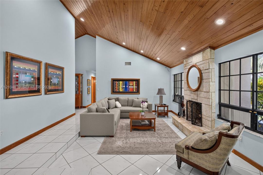 Activo con contrato: $1,275,000 (5 camas, 3 baños, 2777 Pies cuadrados)