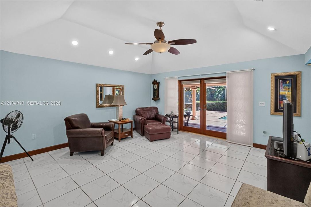 Activo con contrato: $1,275,000 (5 camas, 3 baños, 2777 Pies cuadrados)