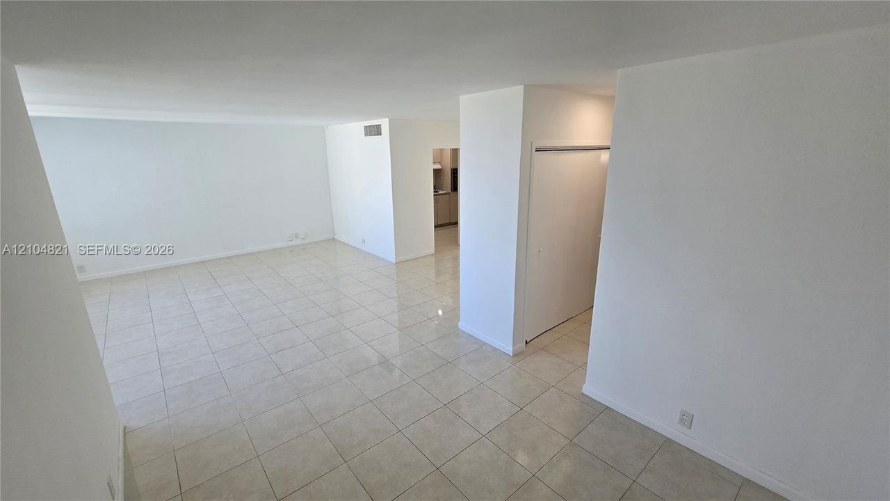 В аренду: $2,350 (0 спален, 1 ванн, 776 Квадратных фут)