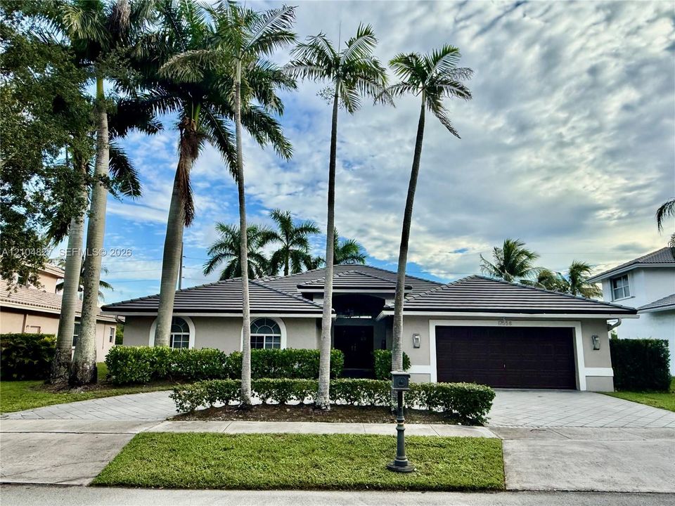 En Venta: $1,050,000 (5 camas, 3 baños, 2622 Pies cuadrados)