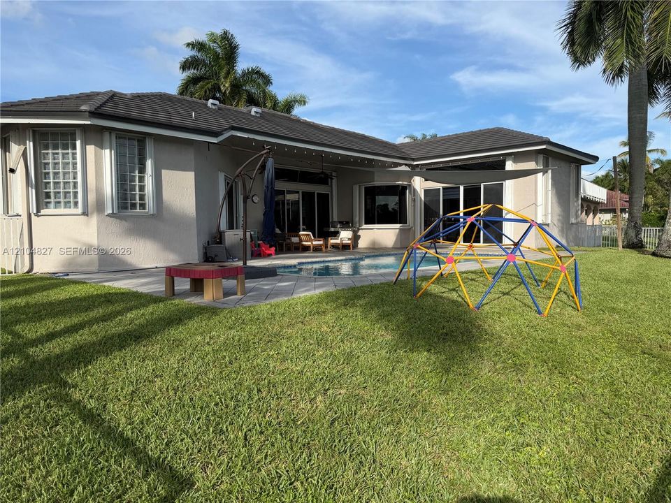 En Venta: $1,050,000 (5 camas, 3 baños, 2622 Pies cuadrados)