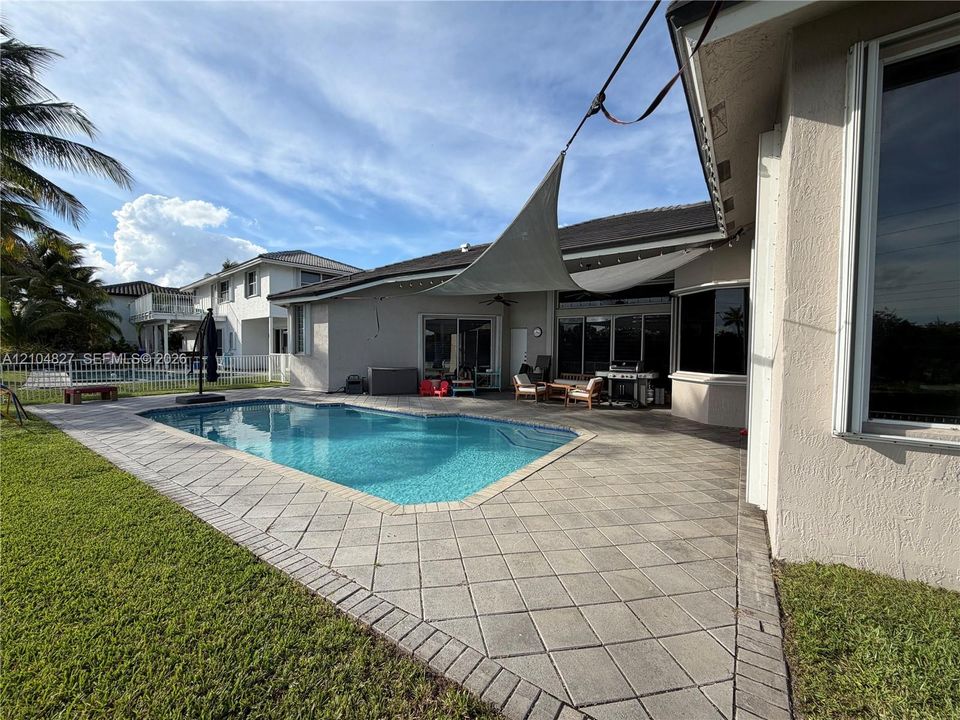 En Venta: $1,050,000 (5 camas, 3 baños, 2622 Pies cuadrados)
