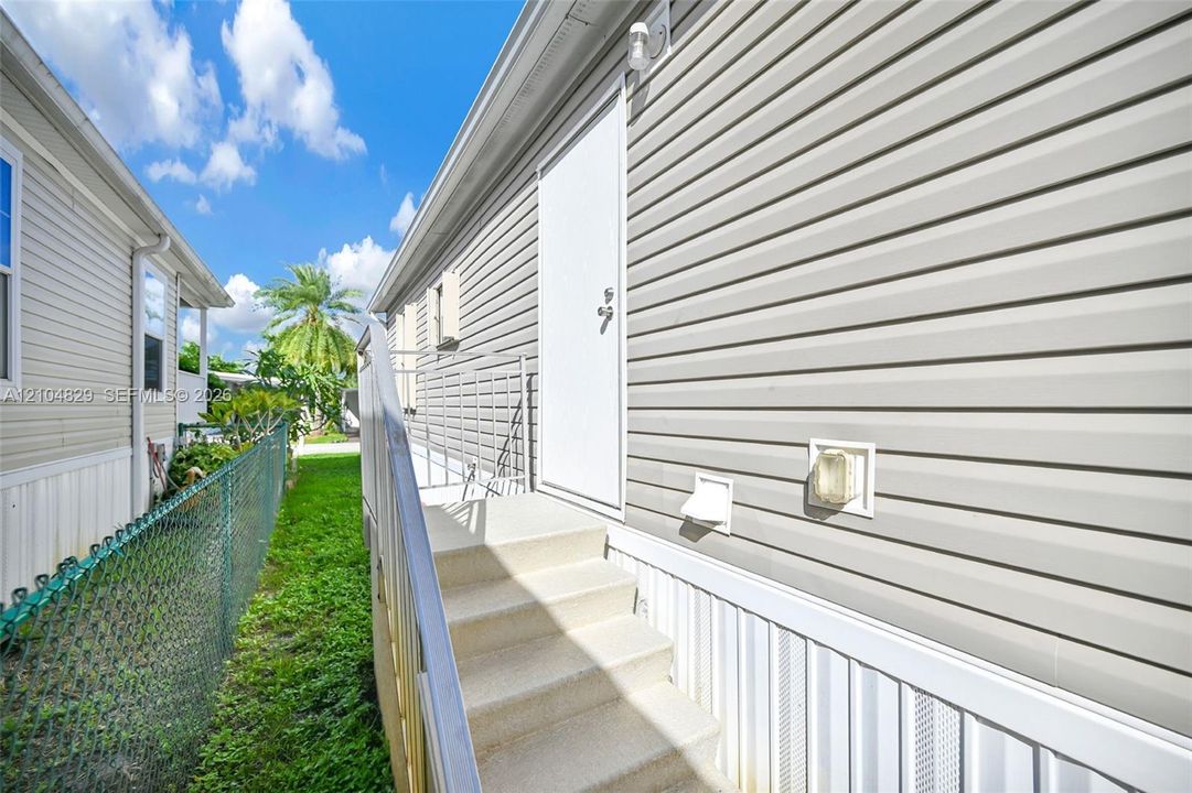 For Sale: $286,000 (3 beds, 2 baths, 1090 Square Feet)