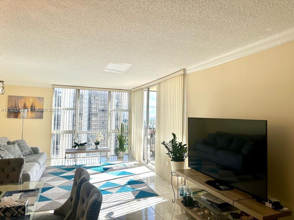For Rent: $2,550 (2 beds, 2 baths, 1313 Square Feet)